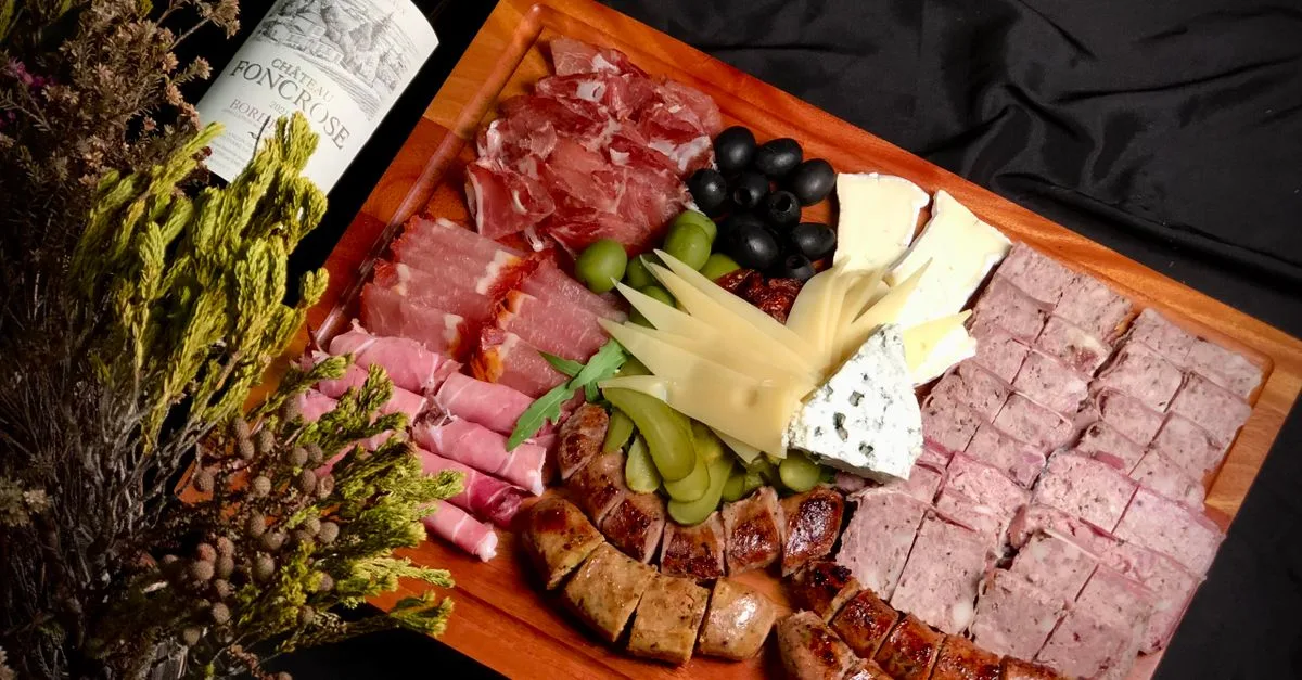 découvrez notre sélection de charcuterie halal savoureuse, préparée selon les normes strictes pour garantir qualité et authenticité.