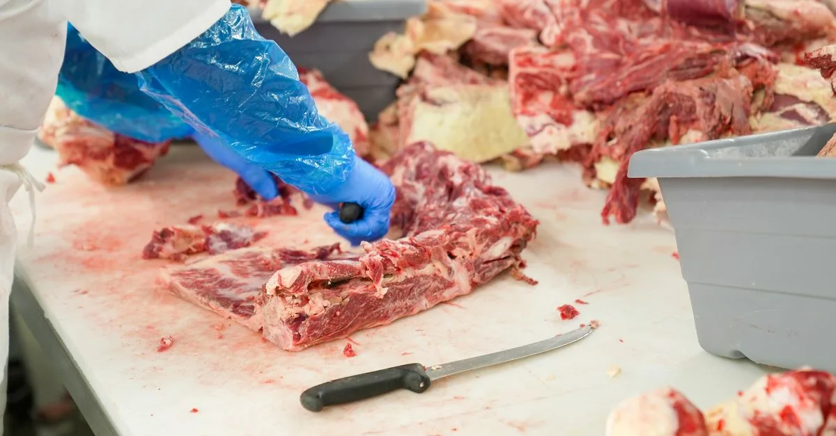 découvrez la méthode de découpe du poulet par le boucher pour préparer facilement vos volailles avec précision et efficacité.